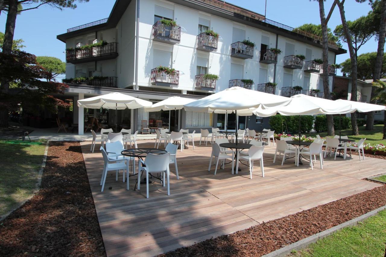 Hotel Laura Bibione Buitenkant foto