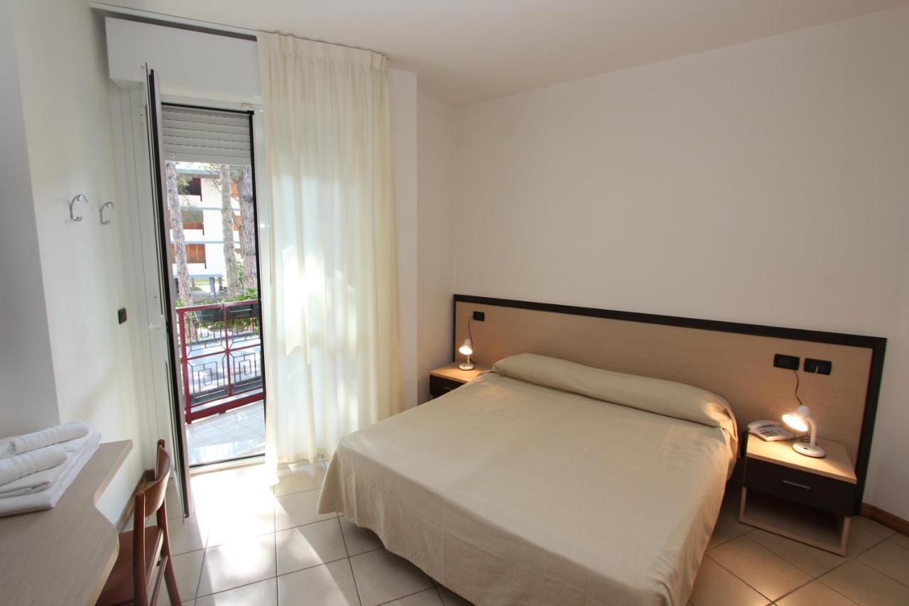 Hotel Laura Bibione Buitenkant foto