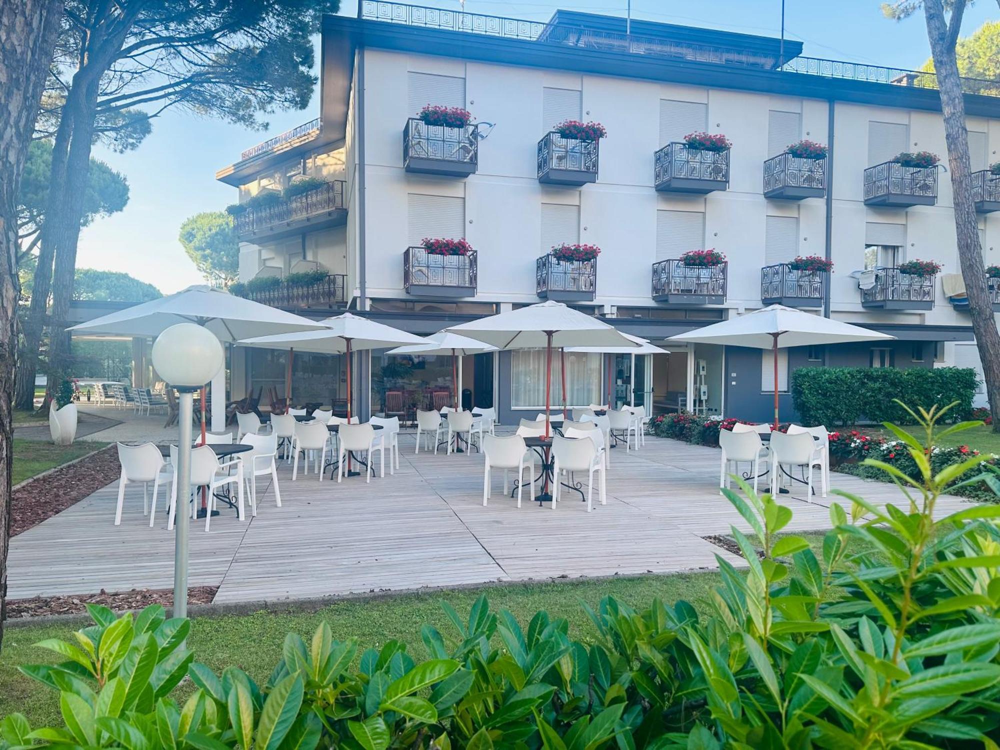Hotel Laura Bibione Buitenkant foto