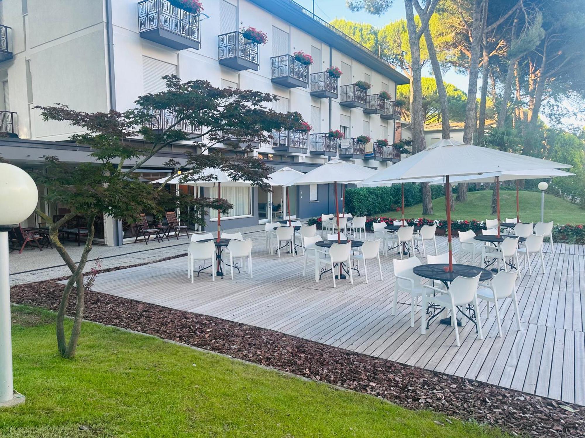 Hotel Laura Bibione Buitenkant foto